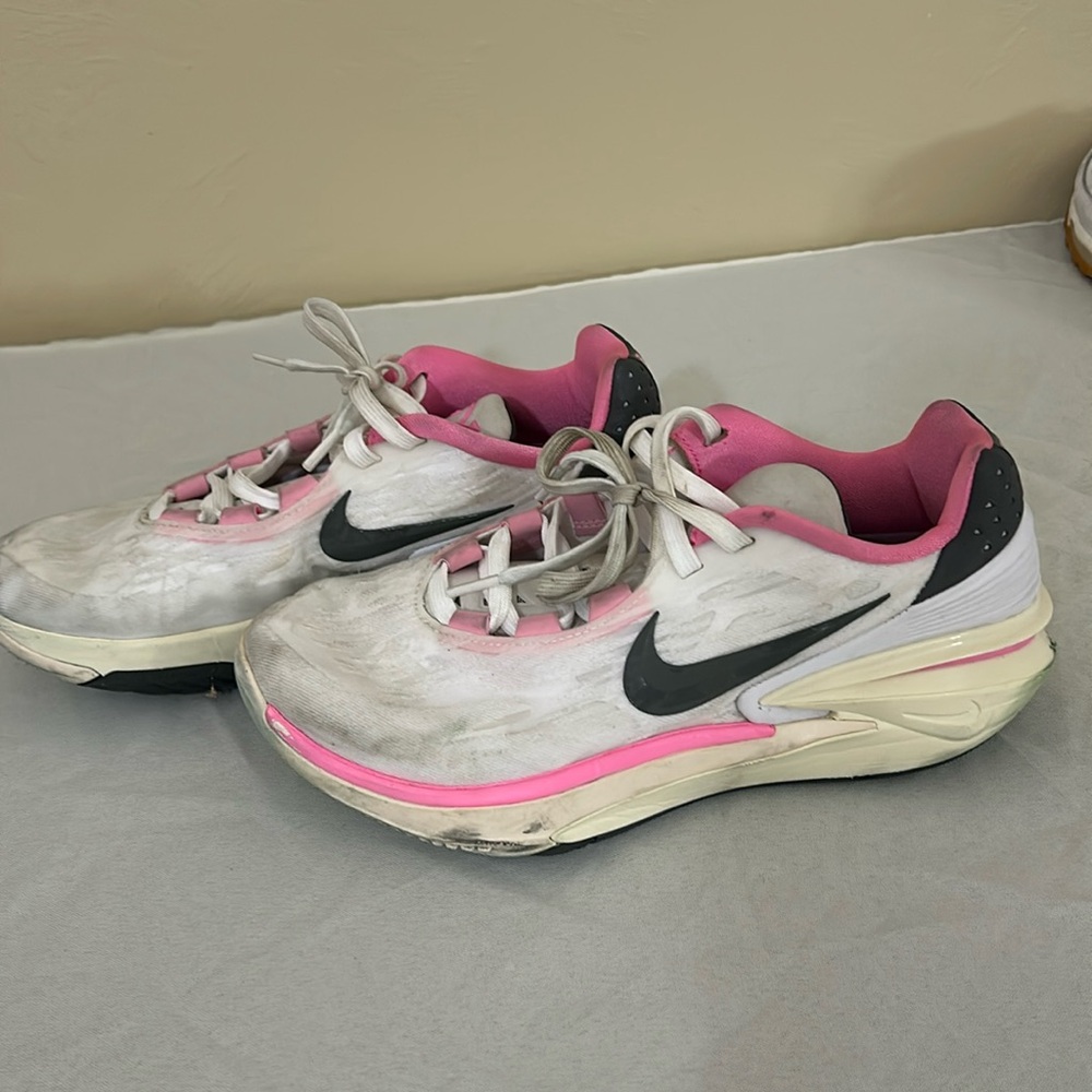 Nike GT cuts pink white size 8 basketball sneakers